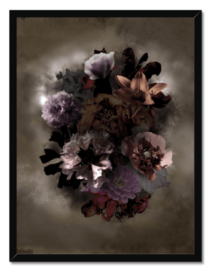 Bloomzt Dark Matter - Inramad konsttryck med dramatiskt blommotiv i stort format med svart ram.