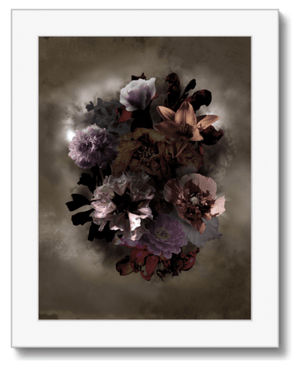 Bloomzt Dark Matter - Inramad konsttryck med dramatiskt blommotiv i lite format med vit ram.