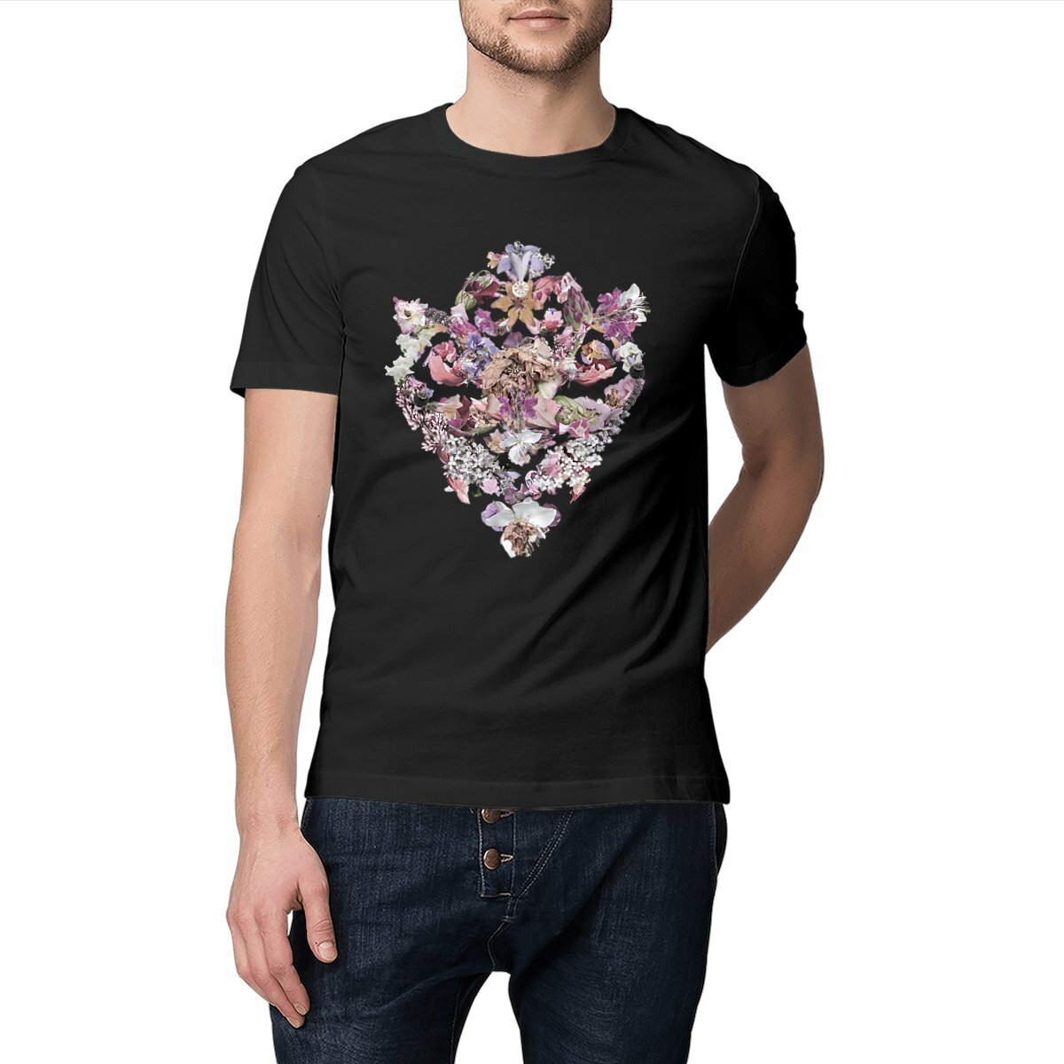 Man med Premium Plus svart ekologisk t-shirt med barock ornament blommotiv