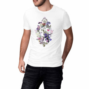 Baroque Swirl - Ung man i vit t-shirt med barockinspirerad blommotiv på bröstet.